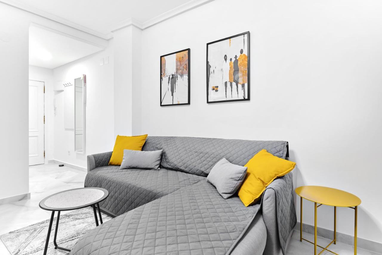 Lovely Sunny Apartment With Shared Pool And Private Parking ตอร์เรเวียคา ภายนอก รูปภาพ