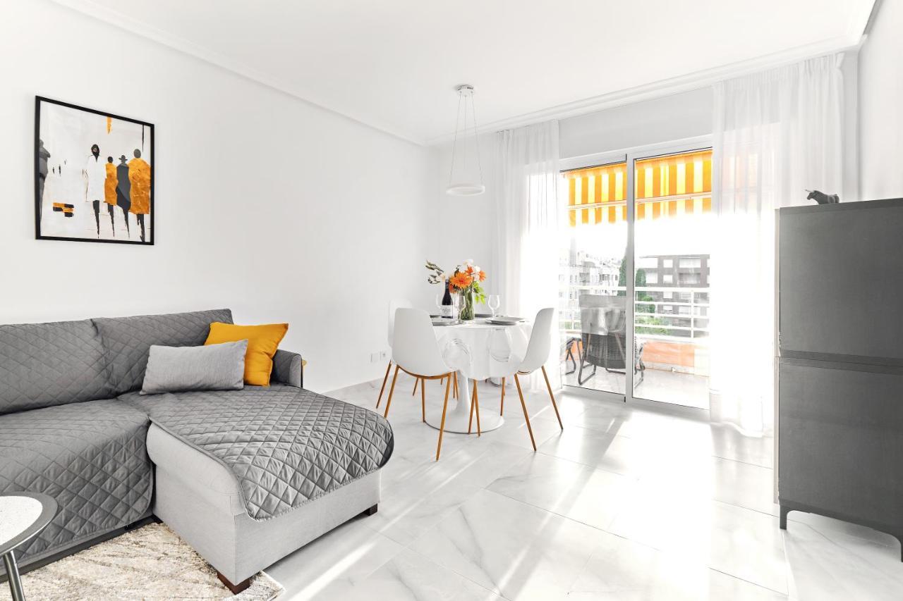 Lovely Sunny Apartment With Shared Pool And Private Parking ตอร์เรเวียคา ภายนอก รูปภาพ
