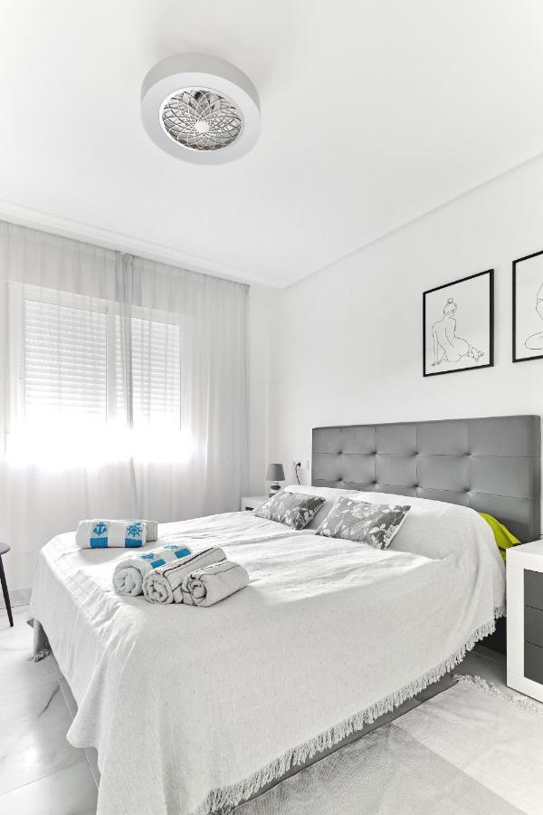 Lovely Sunny Apartment With Shared Pool And Private Parking ตอร์เรเวียคา ภายนอก รูปภาพ