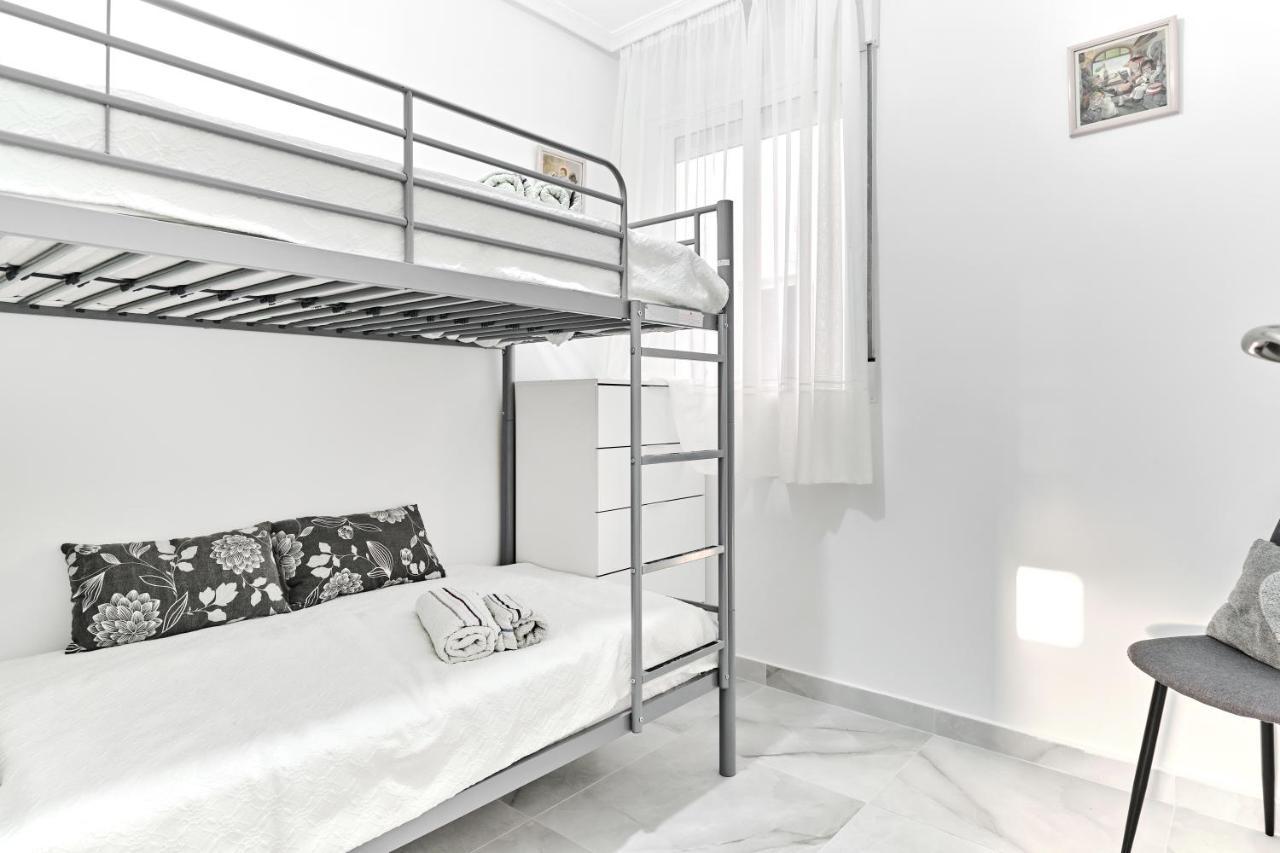 Lovely Sunny Apartment With Shared Pool And Private Parking ตอร์เรเวียคา ภายนอก รูปภาพ